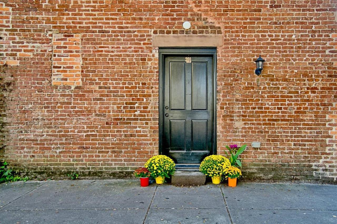 Comfy Carriage House Steps From The River Savannah Kültér fotó